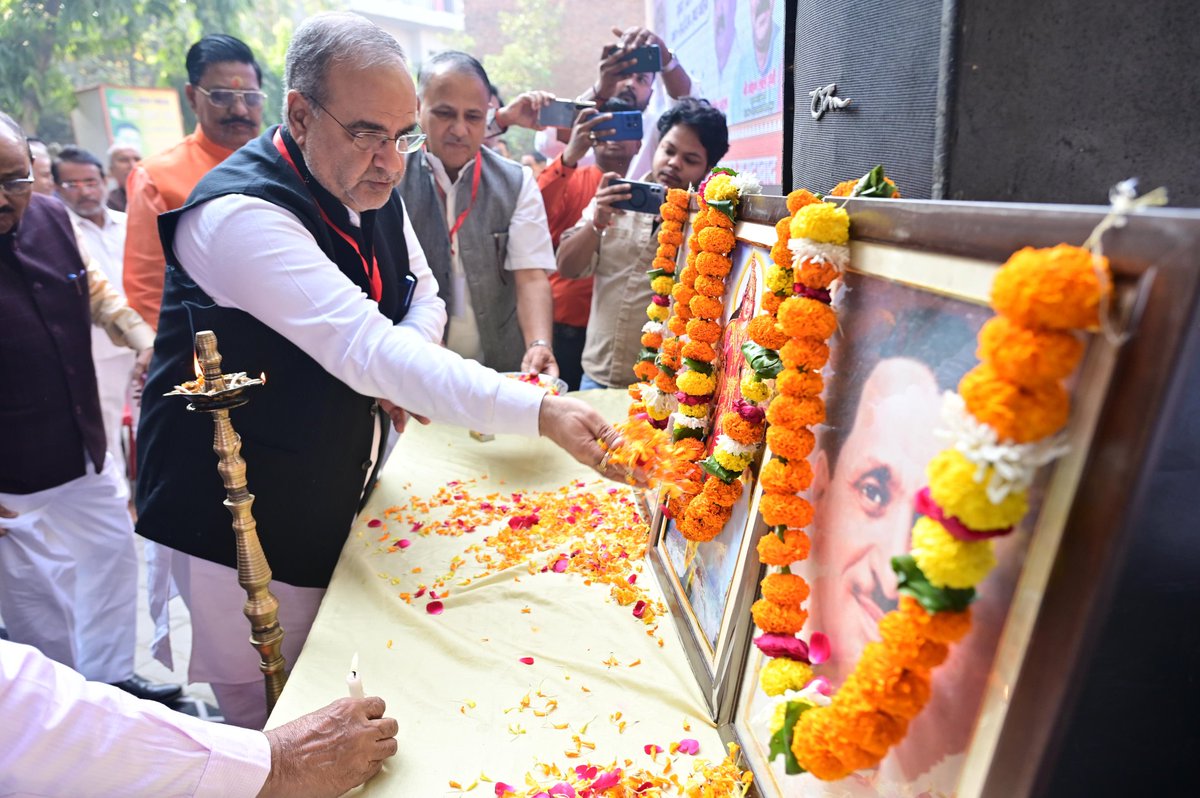 Bhupendraupbjp's tweet photo. आज एसडीएम इंटर कॉलेज, लाईनपार, जनपद मुरादाबाद में राष्ट्रगीत वंदे मातरम् के '150 वर्ष पूर्ण' होने के पावन अवसर पर आयोजित कार्यक्रम को सम्बोधित किया।

आज आज़ाद भारत में भी ‘वंदे मातरम्' की प्रासंगिकता पहले से कहीं अधिक है। यह गीत हमें यह स्मरण कराता है कि हमारा राष्ट्र केवल सीमाओं से नहीं बल्कि साझा संस्कृति, भावनाओं और कर्तव्यबोध से निर्मित हुआ है।

“वंदे मातरम्” नवभारत के उस संकल्प का प्रतीक है जिसमें हर नागरिक अपने भीतर भारत माता के प्रति श्रद्धा, सेवा और समर्पण की भावना को जीवंत रखे हुए हैं। यही भावना भारत को विश्व में 'वसुधैव कुटुम्बकम्' के संदेशवाहक के रूप में प्रतिष्ठित करती है।

@PMOIndia @narendramodi 
@AmitShah @JPNadda