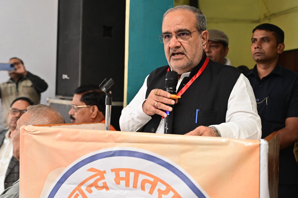 Bhupendraupbjp's tweet photo. आज एसडीएम इंटर कॉलेज, लाईनपार, जनपद मुरादाबाद में राष्ट्रगीत वंदे मातरम् के '150 वर्ष पूर्ण' होने के पावन अवसर पर आयोजित कार्यक्रम को सम्बोधित किया।

आज आज़ाद भारत में भी ‘वंदे मातरम्' की प्रासंगिकता पहले से कहीं अधिक है। यह गीत हमें यह स्मरण कराता है कि हमारा राष्ट्र केवल सीमाओं से नहीं बल्कि साझा संस्कृति, भावनाओं और कर्तव्यबोध से निर्मित हुआ है।

“वंदे मातरम्” नवभारत के उस संकल्प का प्रतीक है जिसमें हर नागरिक अपने भीतर भारत माता के प्रति श्रद्धा, सेवा और समर्पण की भावना को जीवंत रखे हुए हैं। यही भावना भारत को विश्व में 'वसुधैव कुटुम्बकम्' के संदेशवाहक के रूप में प्रतिष्ठित करती है।

@PMOIndia @narendramodi 
@AmitShah @JPNadda