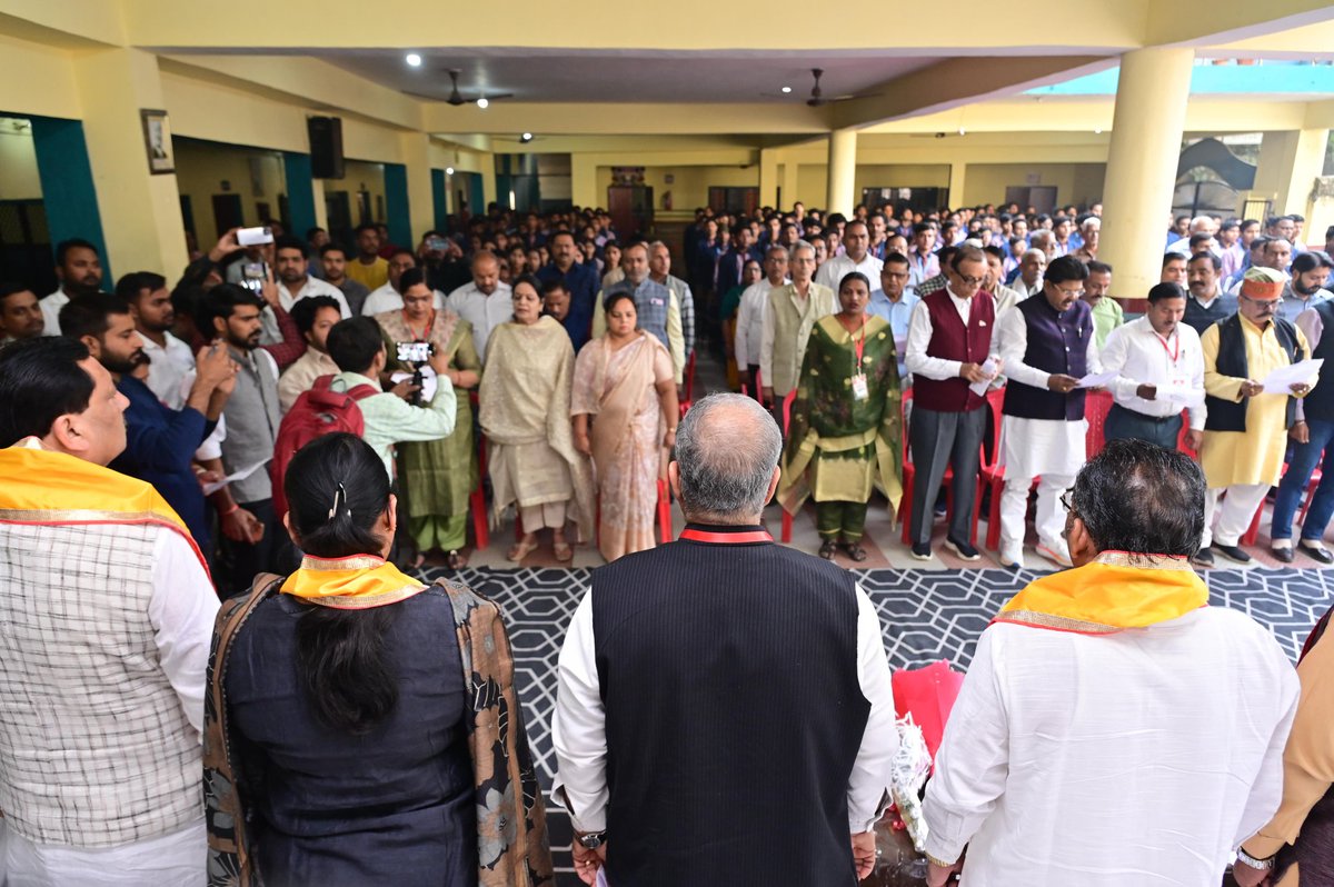 Bhupendraupbjp's tweet photo. आज एसडीएम इंटर कॉलेज, लाईनपार, जनपद मुरादाबाद में राष्ट्रगीत वंदे मातरम् के '150 वर्ष पूर्ण' होने के पावन अवसर पर आयोजित कार्यक्रम को सम्बोधित किया।

आज आज़ाद भारत में भी ‘वंदे मातरम्' की प्रासंगिकता पहले से कहीं अधिक है। यह गीत हमें यह स्मरण कराता है कि हमारा राष्ट्र केवल सीमाओं से नहीं बल्कि साझा संस्कृति, भावनाओं और कर्तव्यबोध से निर्मित हुआ है।

“वंदे मातरम्” नवभारत के उस संकल्प का प्रतीक है जिसमें हर नागरिक अपने भीतर भारत माता के प्रति श्रद्धा, सेवा और समर्पण की भावना को जीवंत रखे हुए हैं। यही भावना भारत को विश्व में 'वसुधैव कुटुम्बकम्' के संदेशवाहक के रूप में प्रतिष्ठित करती है।

@PMOIndia @narendramodi 
@AmitShah @JPNadda