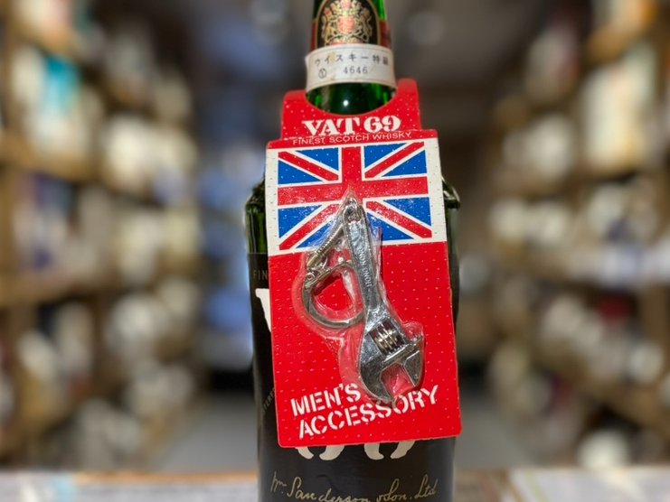 liquorsannomiya's tweet photo. 販売商品紹介!
【VAT69】
100種類のブレンドの中から69番目の樽(VAT)が選ばれたというエピソードに由来。
キーモルトは「ロイヤルロッホナガー」ですっきりとしたドライな味わいが特徴です!
※こちらはレンチ型アクセサリーの付属有!
#キングラムリカー神戸三宮タワー館
#kingramliquor
#VAT69 https://t.co/irVmW28tPO