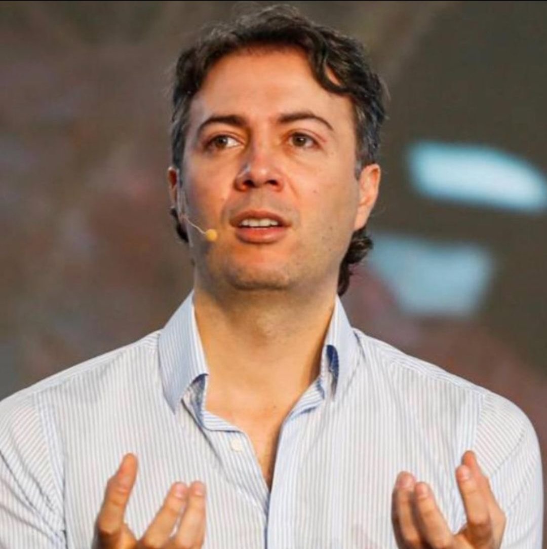 Le preguntan a <a href="/QuinteroCalle/">Daniel Quintero 🇨🇴</a> que porqué lo resetearon y dijo:
Por "Huevón"