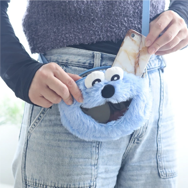 puppetsunsun__'s tweet photo. 🌟新商品🌟

『#パペットスンスン おでかけポシェット』

スンスンの「おでかけポシェット」が登場！
お口の部分が窓あき（黒の透明ビニール素材使用）仕様で、ポーチの中が見えるようになっています✨

📅2026年2月下旬発売

🔻ご購入はこちら #pr  🔻
https://t.co/VkCfM2RccE https://t.co/tfrlq6AUP7