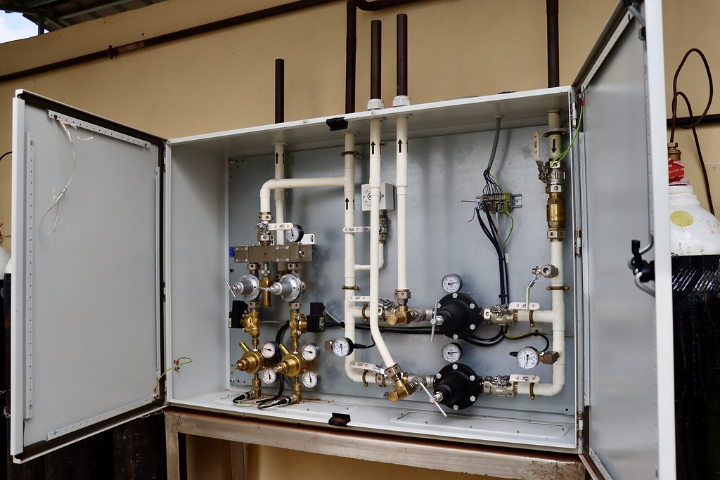 Amref_Kenya's tweet image. Through the C19RM Oxygen Infrastructure Project, @Amref_Kenya, in partnership with @MOH_Kenya, the @KenyaGovernors, and with support from the @GlobalFund, is transforming Kenya’s oxygen ecosystem. Together, they have installed 14 bulk liquid oxygen tanks, delivered over 1.2