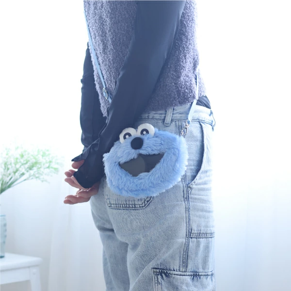 puppetsunsun__'s tweet photo. 🌟新商品🌟

『#パペットスンスン おでかけポシェット』

スンスンの「おでかけポシェット」が登場！
お口の部分が窓あき（黒の透明ビニール素材使用）仕様で、ポーチの中が見えるようになっています✨

📅2026年2月下旬発売

🔻ご購入はこちら #pr  🔻
https://t.co/VkCfM2RccE https://t.co/tfrlq6AUP7