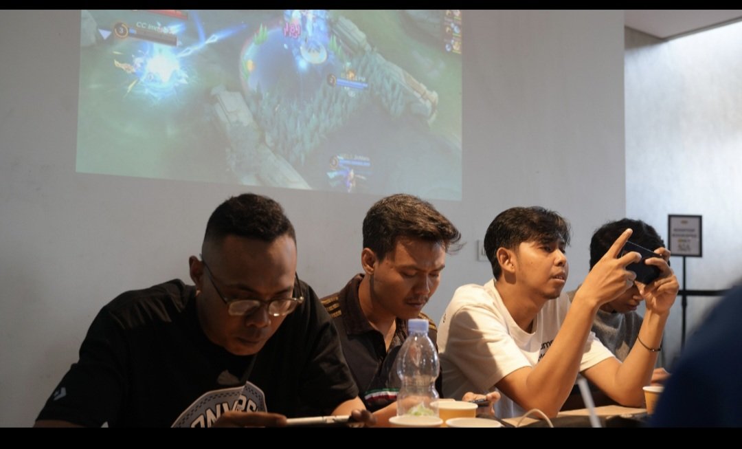 tunzira's tweet photo. @samsungID Menurut ku game skrg butuh spek tinggi utk menang suatu perlombaan. Frame rate tinggi dan smooth in game yg tggi adalah kunci. EXYNOS 2400 di GalaxyS25FEGG bisa bikin gaming jadi ultra-smooth. Ini adlh kunci buat aku bisa jdi juara satu di event slanjutnya. #samsungid @samsungID https://t.co/QlMglL5m6n