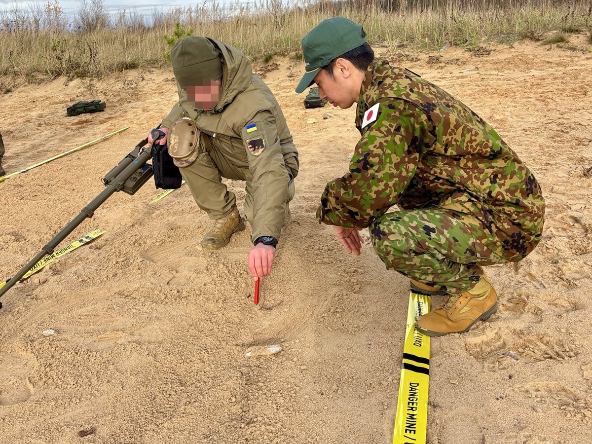 🇯🇵🇱🇹🇮🇸🇩🇰🇳🇴🇸🇪🇫🇮🇺🇦#陸上自衛隊 施設学校および中央即応連隊の隊員２名は、１１月３日から１２月５日にかけて、#リトアニア で開催中の #ウクライナ軍 に対する人道地雷除去の教育課程（地雷除去コアリション）に教官として参加しています。