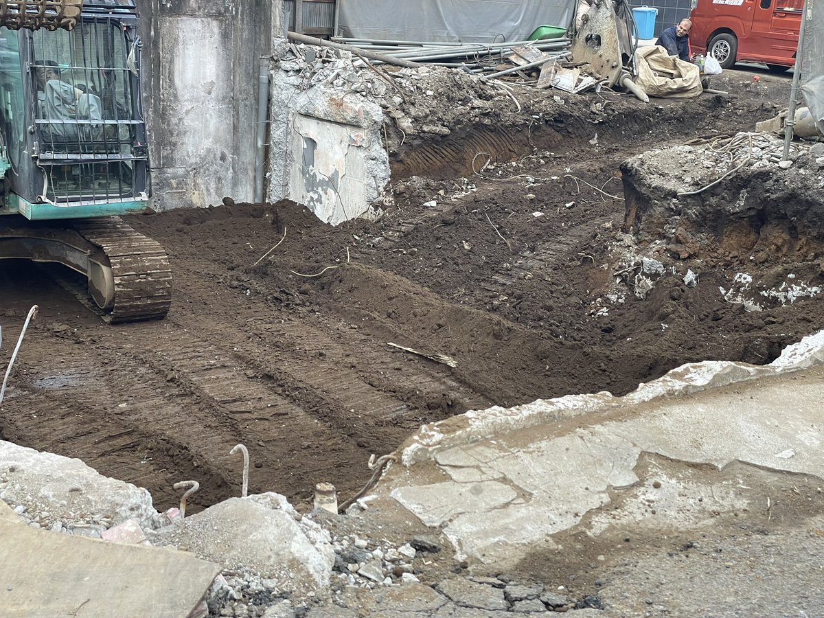 1970年代、地下に荻窪ロフトがあった建物の取り壊し。シュガーベイブの解散ライブはここだった。優歌団が来た時は搬入を手伝った。「これで終わりですか？」ドラムスはBdとSnだけだった。