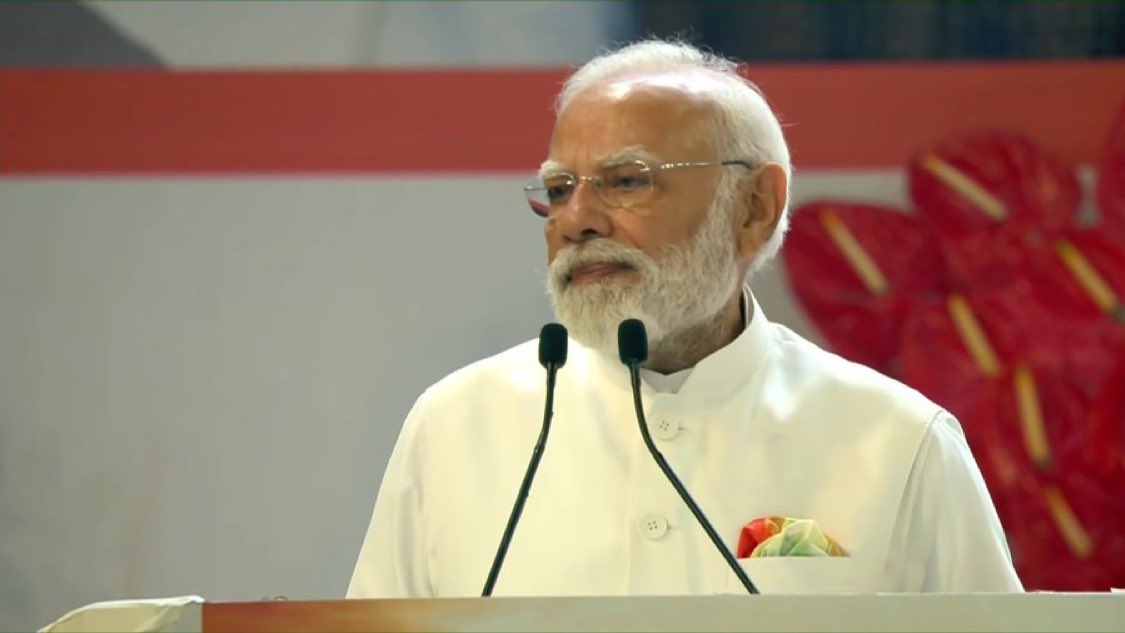 वंदे मातरम, ये शब्द एक मंत्र है, एक ऊर्जा है, एक स्वप्न है, एक संकल्प है।

वंदे मातरम, ये शब्द मां भारती की साधना है, मां भारती की आराधना है।

-पीएम <a href="/narendramodi/">Narendra Modi</a>

#VandeMataram150