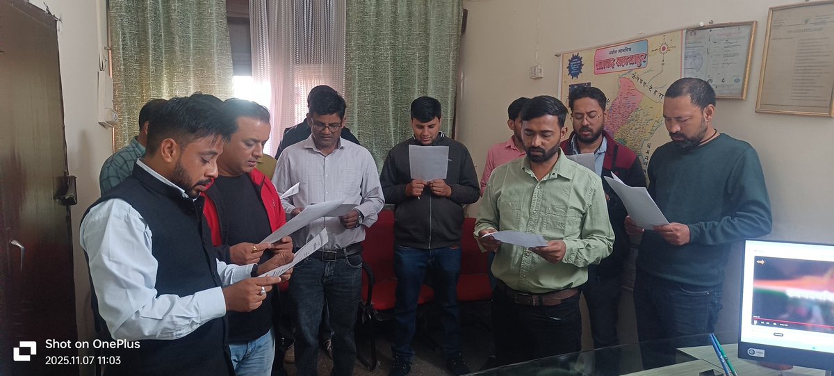 DoSaharanpur's tweet photo. भारतीय खाद्य निगम , मंडल कार्यालय, सहारनपुर में वंदे मातरम् के 150 वर्ष पूरे होने के उपलक्ष्य में राष्ट्रीय गीत के सामूहिक गायन का आयोजन किया। इस अवसर पर सभी अधिकारियो /कर्मचारियों  ने उत्साहपूर्वक भाग लिया और अपने देशभक्ति के उत्साह एवं एकता का प्रदर्शन किया https://t.co/e4v6wIrw1E