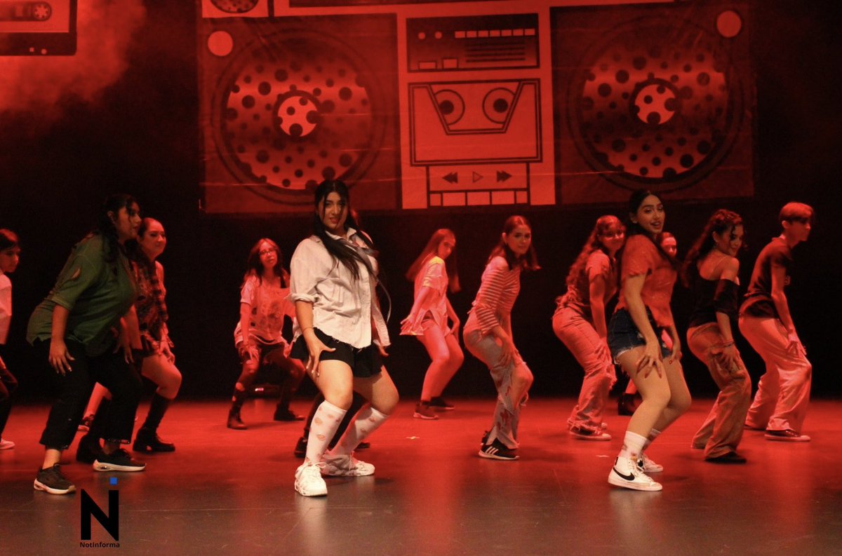 Notinforma_4's tweet photo. El Taller de Danza de la UAdeO, Unidad Regional Culiacán, encendió el escenario con un espectáculo vibrante en honor a la leyenda del pop Michael Jackson, en un evento titulado "MICHAEL JACKSON SHOW".
#pop #MichaelJackson #homenaje #show #baile #Noticias #InformaciónParaTi https://t.co/AogDT1yNnM