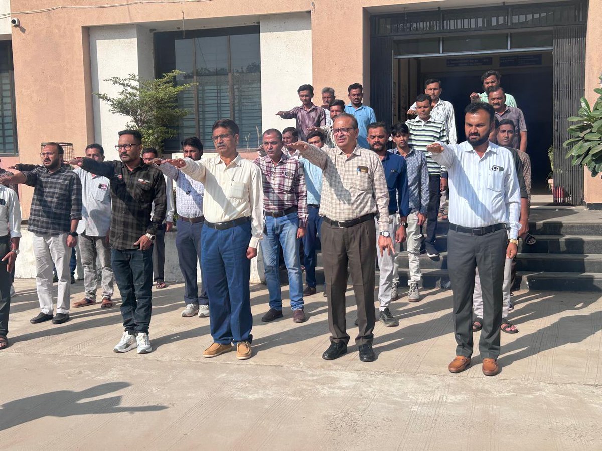 PrantijP's tweet photo. રાષ્ટ્રીય ગીત 'વંદે માતરમ્'ના રચનાના 150 વર્ષ પૂર્ણ થવાના અવસરે, પ્રાંતિજ તાલુકા પંચાયત કચેરી ખાતે અધિકારીશ્રીઓ અને કર્મચારીઓએ એકસૂરે સમૂહગાન કર્યું. આ સાથે જ 'વંદે માતરમ્'ના આદર્શોને વળગી રહેવાના અને સ્વદેશી વસ્તુઓના ઉપયોગના શપથ લઈ રાષ્ટ્રભાવનાને મજબૂત કરી. 🇮🇳
#VandeMataram150 https://t.co/yrg9mUEoA8