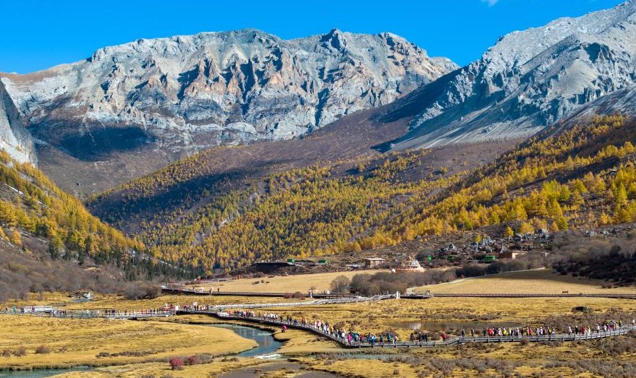 Guangming_Daily's tweet photo. Photos taken on Oct. 29, 2025 showed a view of the #Yading scenic spot in Daocheng County of Tibetan Autonomous Prefecture of Garze, southwest China's #Sichuan Province. The Yading scenic spot is in its best viewing season recently, attracting flocks of tourists there.
https://t.co/9CJcY8q5pw