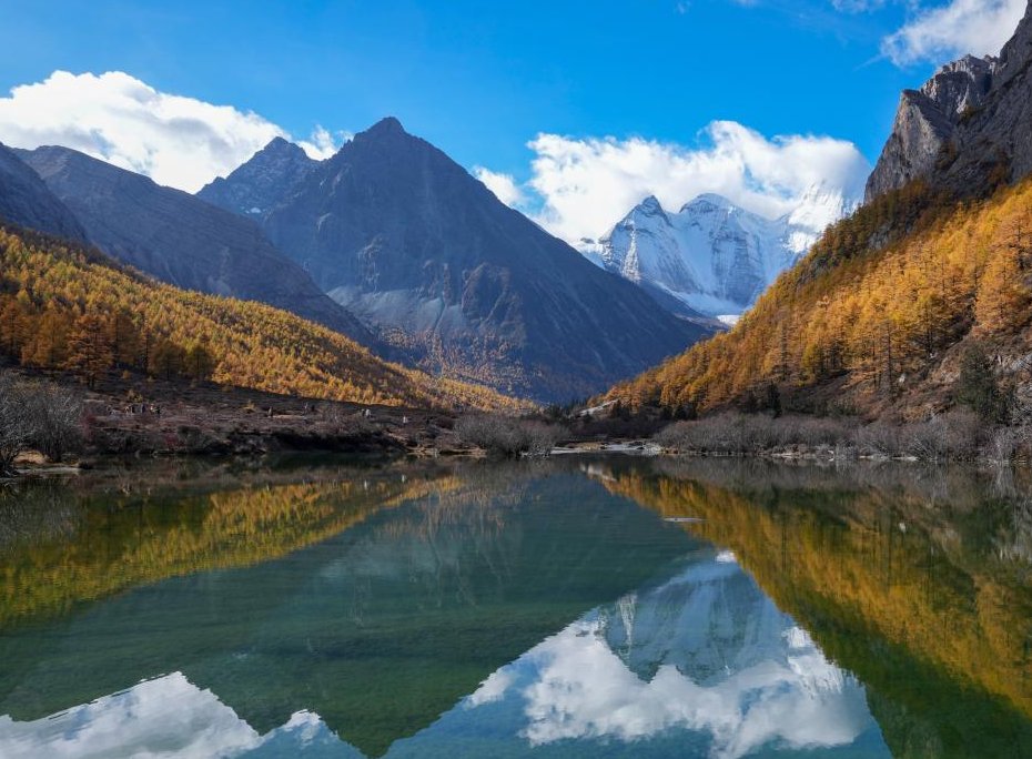 Guangming_Daily's tweet photo. Photos taken on Oct. 29, 2025 showed a view of the #Yading scenic spot in Daocheng County of Tibetan Autonomous Prefecture of Garze, southwest China's #Sichuan Province. The Yading scenic spot is in its best viewing season recently, attracting flocks of tourists there.
https://t.co/9CJcY8q5pw