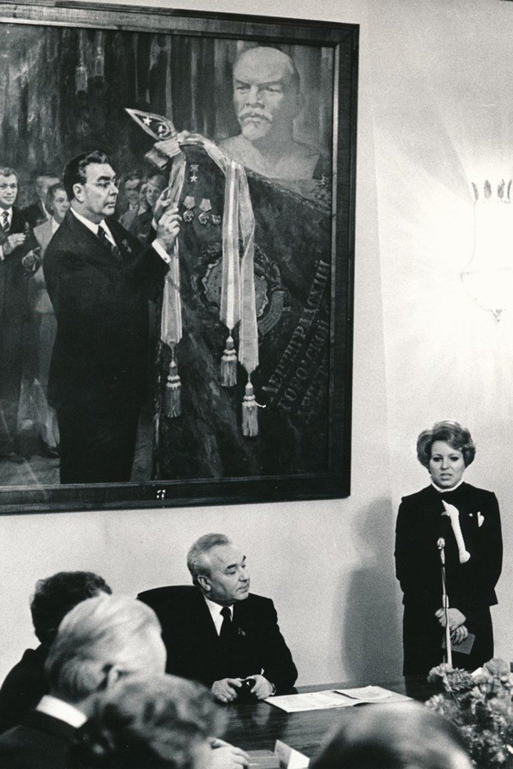 Мы все вышли из Великого Октября.
Правда, некоторые потом быстро ссучились

Первый секретарь Ленинградского областного комитета комсомола В. И. Матвиенко отчитывается о проделанной работе на совещании в Ленинградском горкоме партии. 80-е.