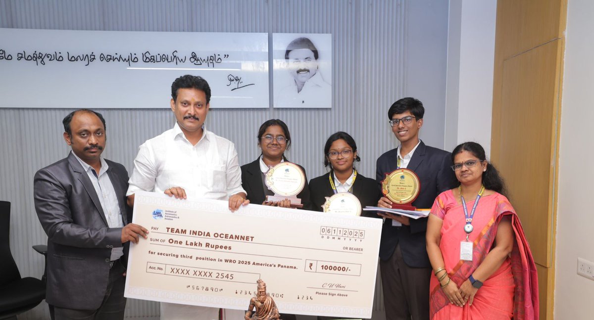 Anbil_Mahesh's tweet photo. அமெரிக்காவில் நடைபெற்ற உலக ரோபோடிக்ஸ் ஒலிம்பியாட்டில் (World Robotics Olympiad) நமது தமிழ்நாட்டு மாணவர்கள் சாதனை படைத்துள்ளார்கள்.

வேலம்மாள் இன்டர்நேஷனல் பள்ளி மாணவர்கள் அவிவ், பவித்ரா, அஞ்சனா ஆகியோருக்கும் அவர்களின் வழிகாட்டிகளுக்கும் மனமார்ந்த வாழ்த்துகள்.

சாதனையாளர்களுக்கு IAAA (Institute of Aeronautics Astronautics and Aviation) தொழில்முறை சங்கம் சார்பாக “Global Innovative Champions Award” விருதையும், ரூ.1 இலட்சம் மதிப்புள்ள ஸ்டார்ட்அப் வழிகாட்டுதல் (Startup Mentorship Support) உதவியையும் வழங்கினோம்.