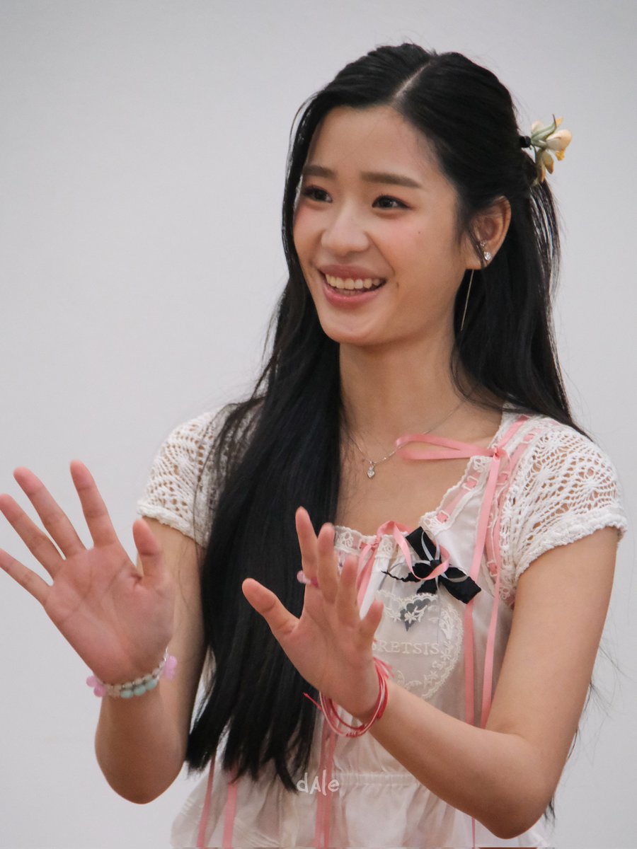 N'Tu looks so cute and pretty today fr 

TU 25 SHADES OF BLOOM
#TUTY25thBabeDay 
#tontawan #intuyou