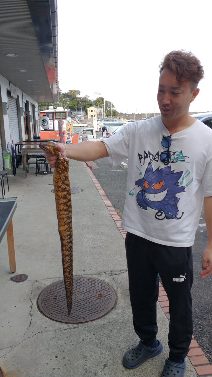 manazurugyokyo's tweet image. 顔出しOKのこの店主
漁師の弟が獲ってきたウツボを、これから下ごしらえして明日から店で出すよぉ〜と張り切ってます😄