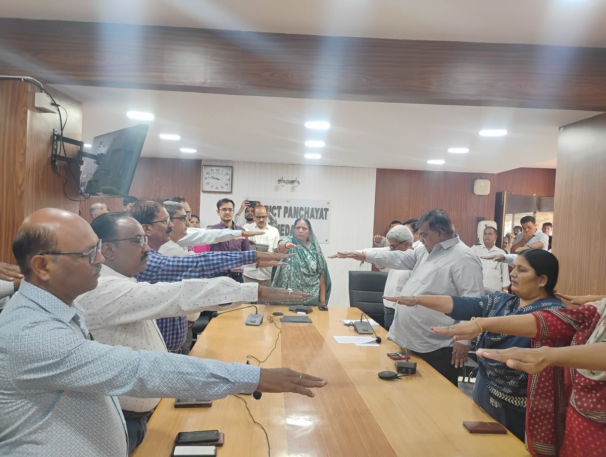 SbccAhmedabad's tweet photo. આજરોજ જિલ્લા પંચાયત અમદાવાદ ખાતે માન.શ્રીમતી કંચનબા વાધેલા,પ્રમુખશ્રી જિલ્લા પંચાયત અમદાવાદની અધ્યક્ષતામાં રાષ્ટ્રગીત "વંદે માતરમ્" મુળ સ્વરૂપનું સમુહગાન કરવામાં આવ્યું તેમજ સ્વદેશી શપથ લેવામાં આવી.
@CollectorAhd
@dp_amdavad https://t.co/IedokGbORI