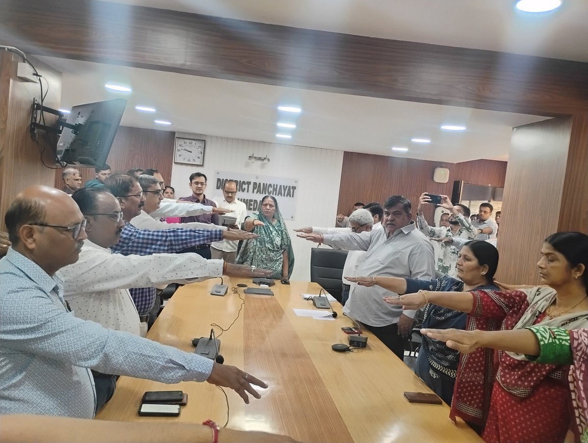 SbccAhmedabad's tweet photo. આજરોજ જિલ્લા પંચાયત અમદાવાદ ખાતે માન.શ્રીમતી કંચનબા વાધેલા,પ્રમુખશ્રી જિલ્લા પંચાયત અમદાવાદની અધ્યક્ષતામાં રાષ્ટ્રગીત "વંદે માતરમ્" મુળ સ્વરૂપનું સમુહગાન કરવામાં આવ્યું તેમજ સ્વદેશી શપથ લેવામાં આવી.
@CollectorAhd
@dp_amdavad https://t.co/IedokGbORI
