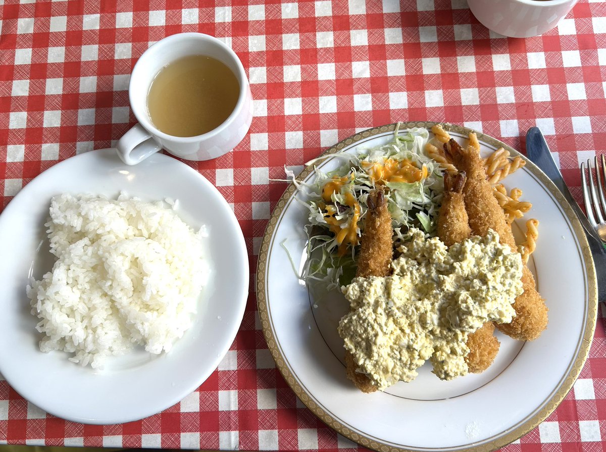 金曜日のランチ
念願の紅梅ダイナーさんでエビフライをいただいた🍤　てんこ盛りタルタルソースがちっとも減らなくて、最後はタルタルをおかずにごはんを食べたよ。ごちそうさま！
#大阪市北区紅梅町
