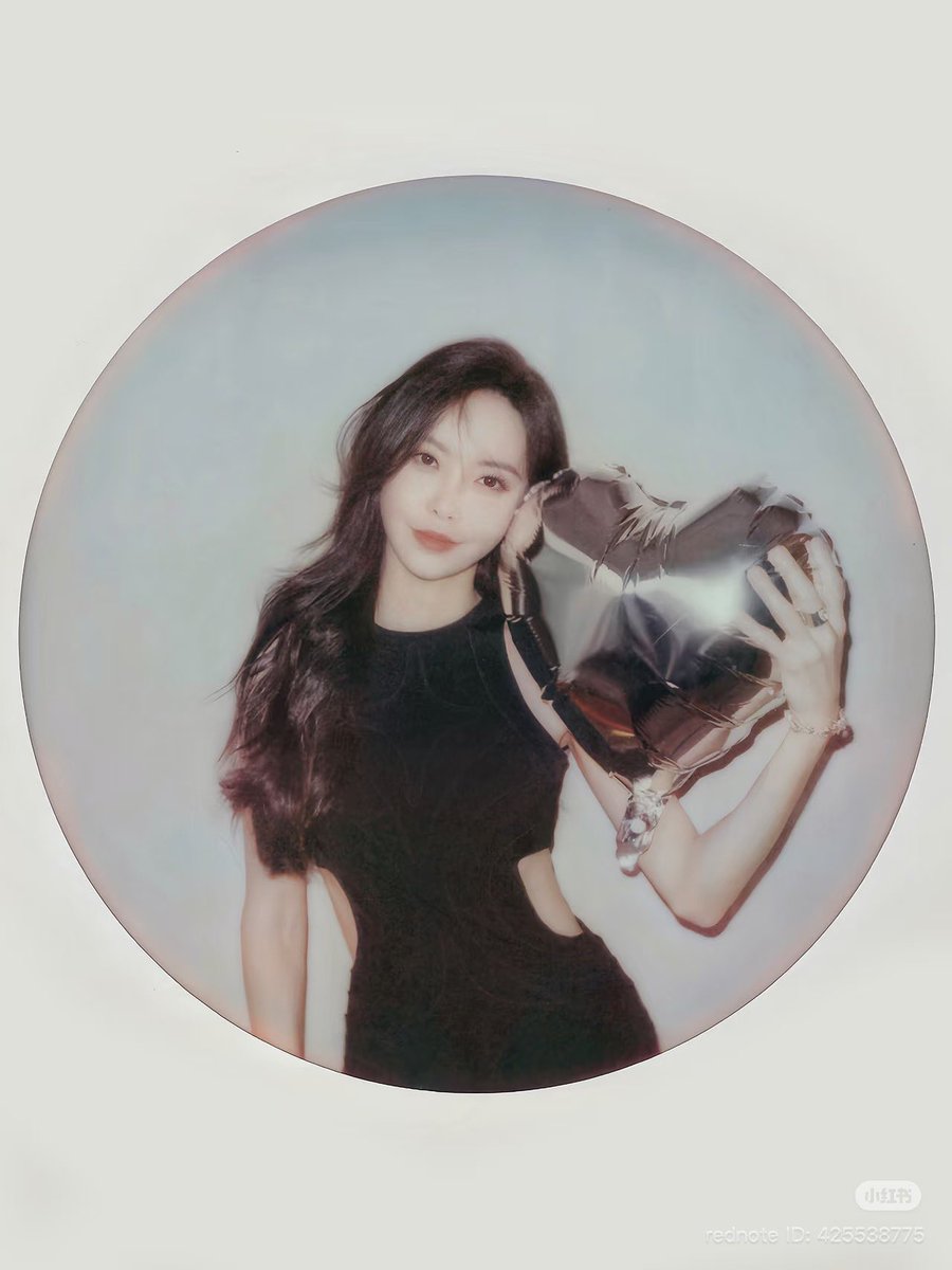 JKGreatProphecy's tweet photo. 251107 Kelly’s Little Red Book

The yearly day for Scorpios to make a wish 🎂 

Birthday profile photo taken on Polaroid

#KellyYu #YuWenWen #于文文 https://t.co/nImOCuPuN5