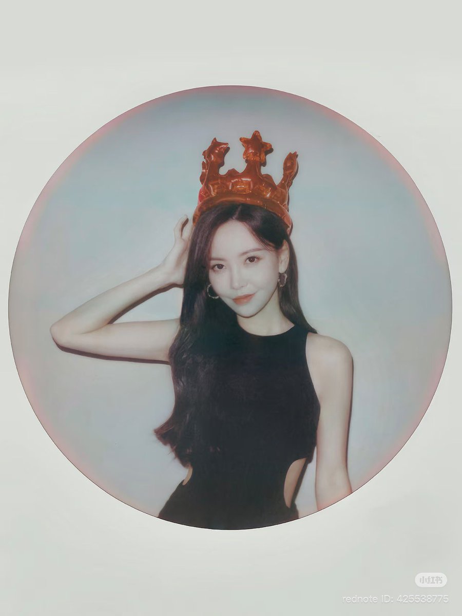 JKGreatProphecy's tweet photo. 251107 Kelly’s Little Red Book

The yearly day for Scorpios to make a wish 🎂 

Birthday profile photo taken on Polaroid

#KellyYu #YuWenWen #于文文 https://t.co/nImOCuPuN5