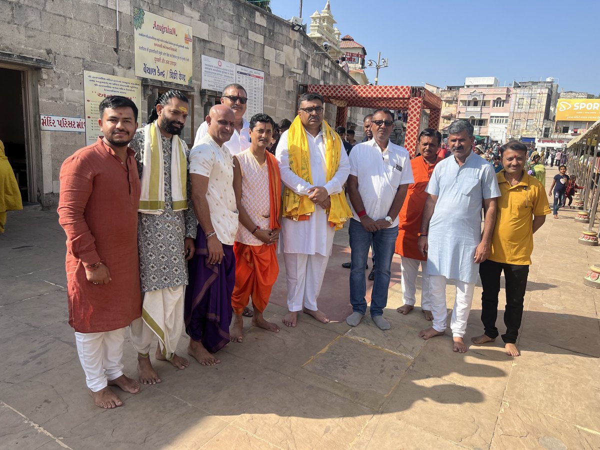 #Gujarat द्वारकाधीश के दर्शन हुए पूज्य जगतगुरू शंकराचार्य जी महाराज के आशीर्वाद प्रदान हुए हिन्दू समाज में हो रहे धर्मांतरण के बारे में भी काफी चर्चा हुई⁦<a href="/VHPDigital/">Vishva Hindu Parishad -VHP</a>⁩ ⁦<a href="/BajrangDalOrg/">BajrangDal</a>⁩ ⁦<a href="/Bajrangdal_Guj/">Bajrang Dal Gujarat</a>⁩ ⁦<a href="/VHPSocialMedia/">VHP Social Media</a>⁩ ⁦<a href="/VHPGUJOFFICIAL/">VHP Gujarat</a>⁩ <a href="/vhp/">VHP</a>