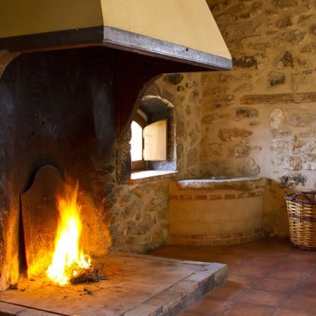 NOVEMBRE

"El caliu de tornar a casa
i fugir del vent de mar,
i gaudir d'aquella brasa
que només té el foc de llar".

                                Anaís Falcó