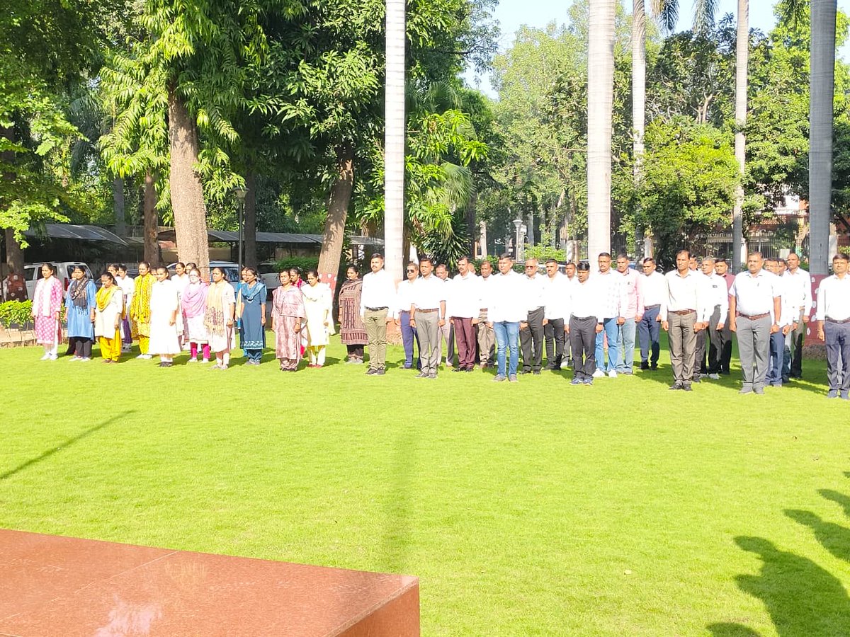 ACBGujarat's tweet photo. આજ રોજ લાંચ રૂશ્વત વિરોધી બ્યુરો, ગુજરાત રાજ્ય, અમદાવાદ ખાતે ફરજ બજાવતા અધિકારીઓ/કર્મચારીઓ દ્રારા રાષ્ટ્રગીત ‘‘વંદે માતરમ’’ ના ૧૫૦ વર્ષ ઉજવણીના ભાગરૂપે સામુહિક ગાનનું આયોજન કરી સ્વદેશી શપથ ગ્રહણ કરવામાં આવી.

Dial 1064

@sanghaviharsh @PIYUSH_270871 @InfoGujarat 
.
.
#ACBGujarat https://t.co/kIDGMLDmOM