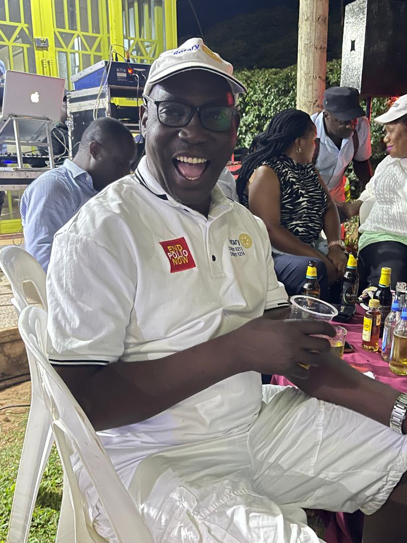 Sip,eat, great performance from Jovan Luzinda. What a powerful connection that brought joy, love and fun, above all unite in the family of Rotary. Thanks to the Kayembe buddy group.