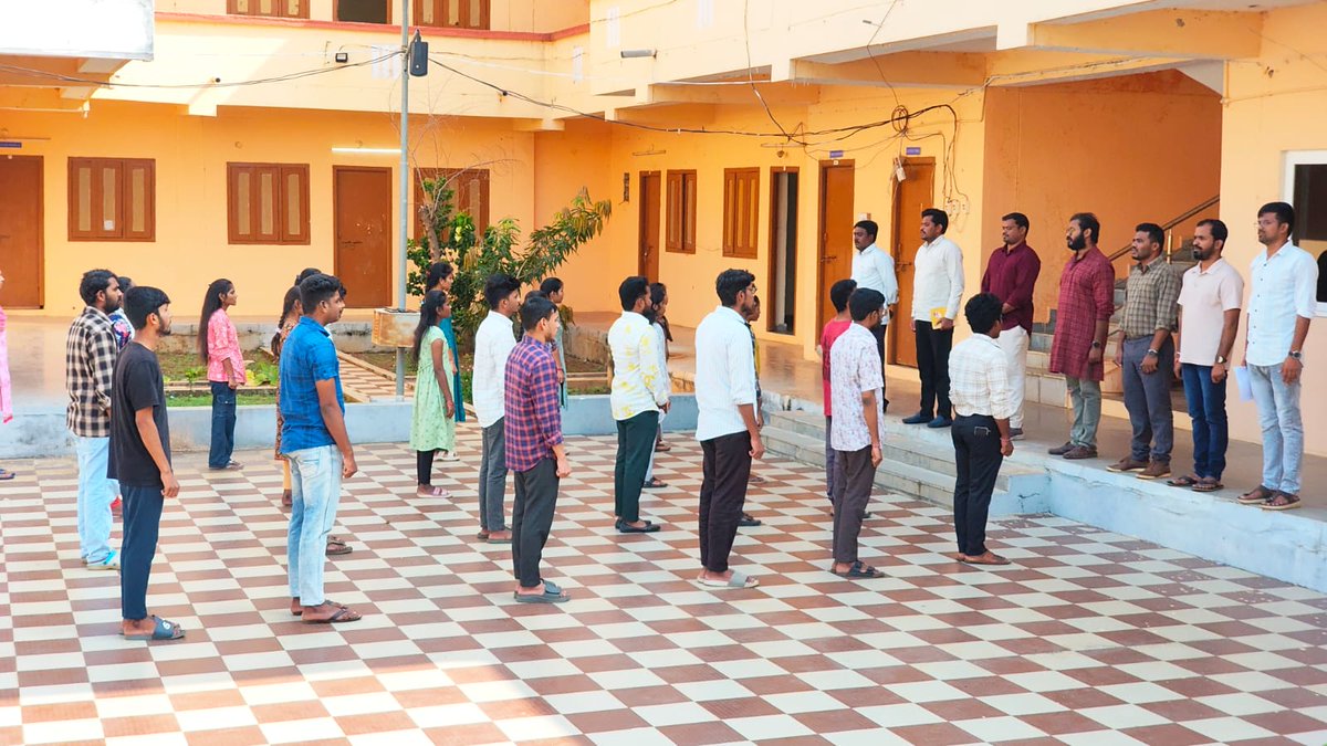 NaniAtakari's tweet photo. Sammakka Sarakka Central Tribal University, celebrated the 150th anniversary of the national song "Vande Mataram" with great enthusiasm. The teaching and non-teaching staff, along with the students participated in the event, which included a mass singing of the national song. https://t.co/M4lUIk0jDi