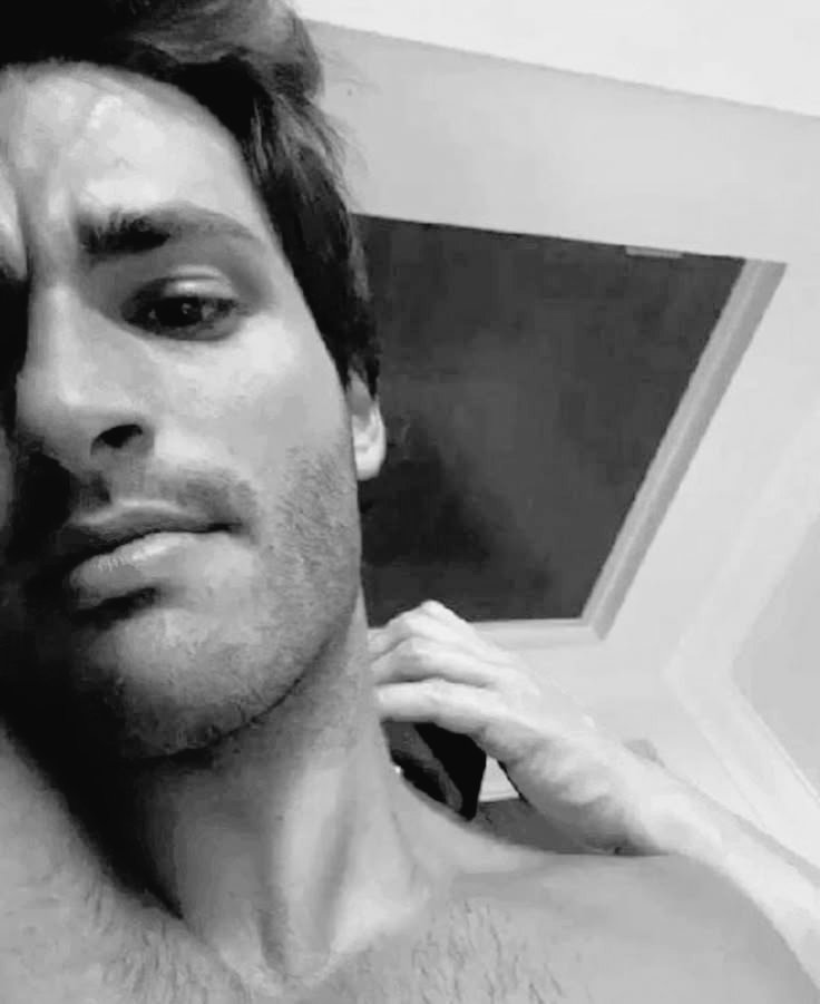 xSSlNZII's tweet photo. Happy Friday, everyone! It's raining outside. Time to cuddle with my baby. (fuck work) https://t.co/1ZDZtsWbVf