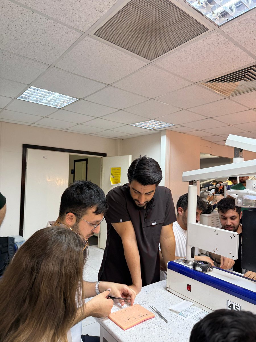 Fakültemiz İntern öğrencilerine teorik ve pratik uygulamalı Sütur Materyalleri ve Teknikleri Kursu, Dr. Öğr. Üyesi Ömer Uranbey tarafından verildi. #adü #aydınadnanmenderesüniversitesi #dişhekimliğifakültesi 🇹🇷