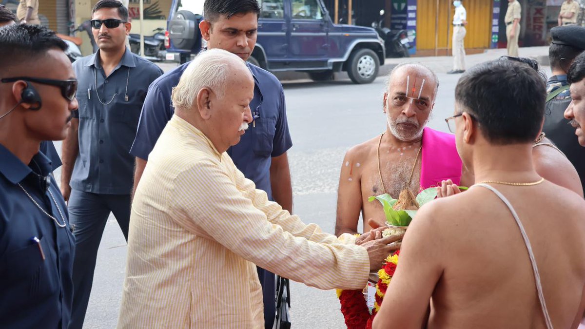 editorvskbharat's tweet image. Bengaluru.
RSS Sarsanghchalak Dr. Mohan Bhagwat Ji visited and offered prayers at historic Sri Gaali Anjaneya Swami Temple, Mysuru Road, Bengaluru.
Akhil Bharatiya Vyavastha Pramukh Mangesh Bhende Ji, Kshetra Pracharak Bharat Kumar Ji were also present.