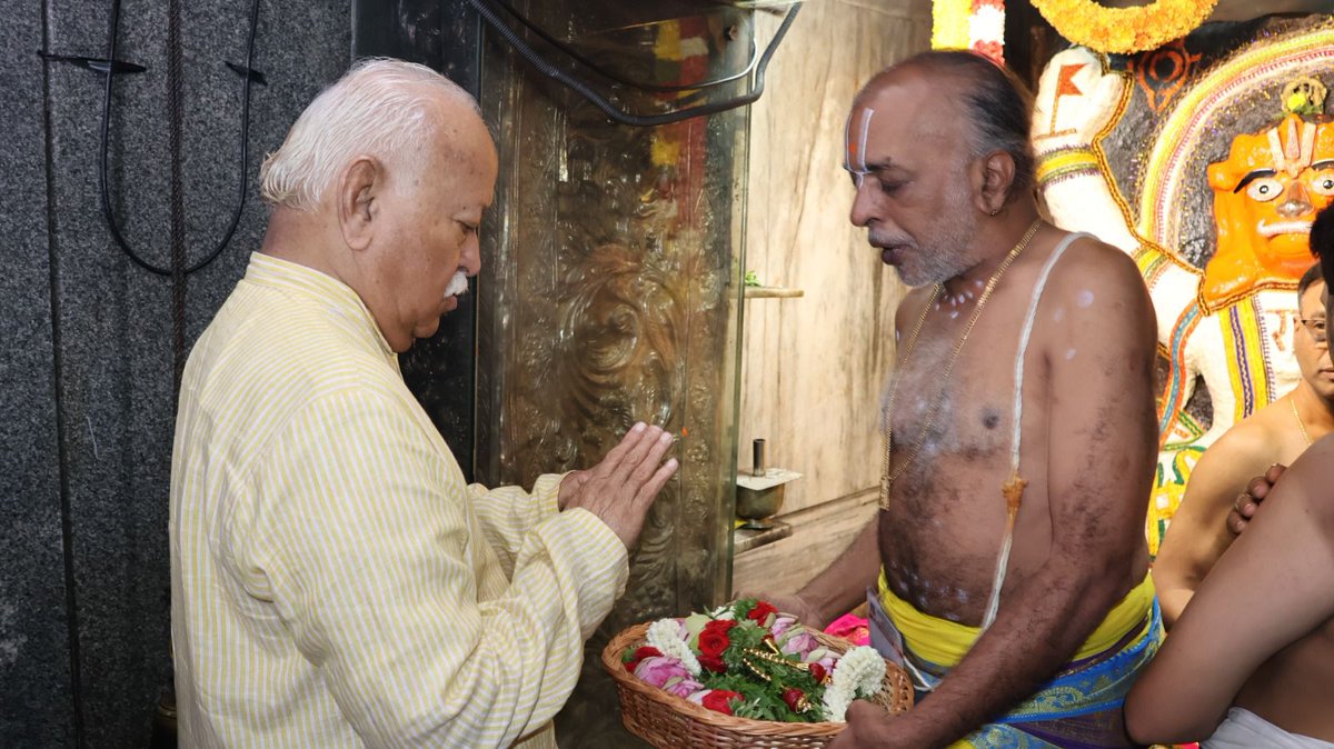 editorvskbharat's tweet image. Bengaluru.
RSS Sarsanghchalak Dr. Mohan Bhagwat Ji visited and offered prayers at historic Sri Gaali Anjaneya Swami Temple, Mysuru Road, Bengaluru.
Akhil Bharatiya Vyavastha Pramukh Mangesh Bhende Ji, Kshetra Pracharak Bharat Kumar Ji were also present.