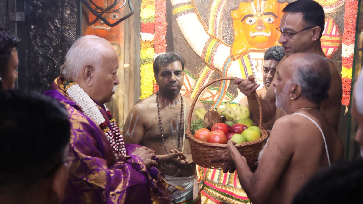editorvskbharat's tweet image. Bengaluru.
RSS Sarsanghchalak Dr. Mohan Bhagwat Ji visited and offered prayers at historic Sri Gaali Anjaneya Swami Temple, Mysuru Road, Bengaluru.
Akhil Bharatiya Vyavastha Pramukh Mangesh Bhende Ji, Kshetra Pracharak Bharat Kumar Ji were also present.