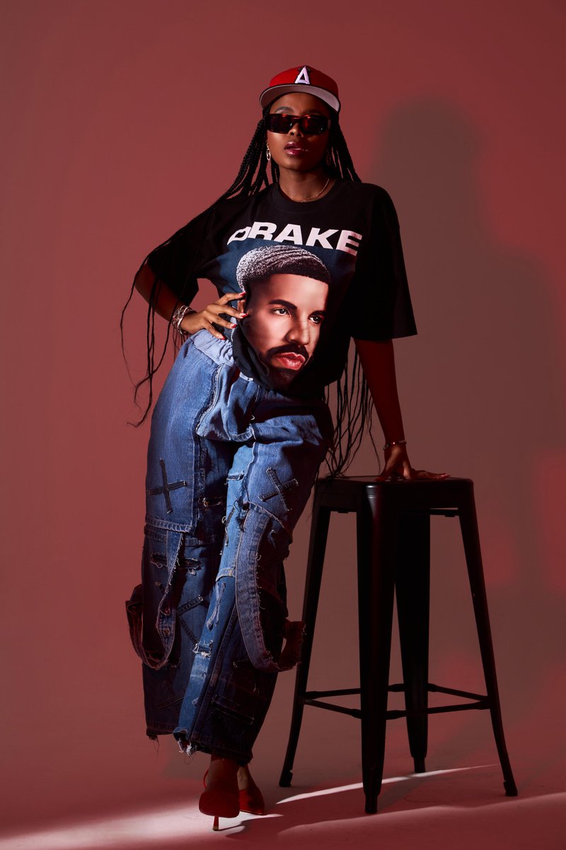 PianoConnectSA's tweet image. KZN born singer, songwriter and composer De Rose releases her very first album #9to5 which features some of your favourite artists like Cnethemba Gonelo, Frank Mabeat, Brandon Dhludhlu, Tyler ICU, ilovelethu and Mzizi to mention a few 🔥🔥. #DaliOutNow