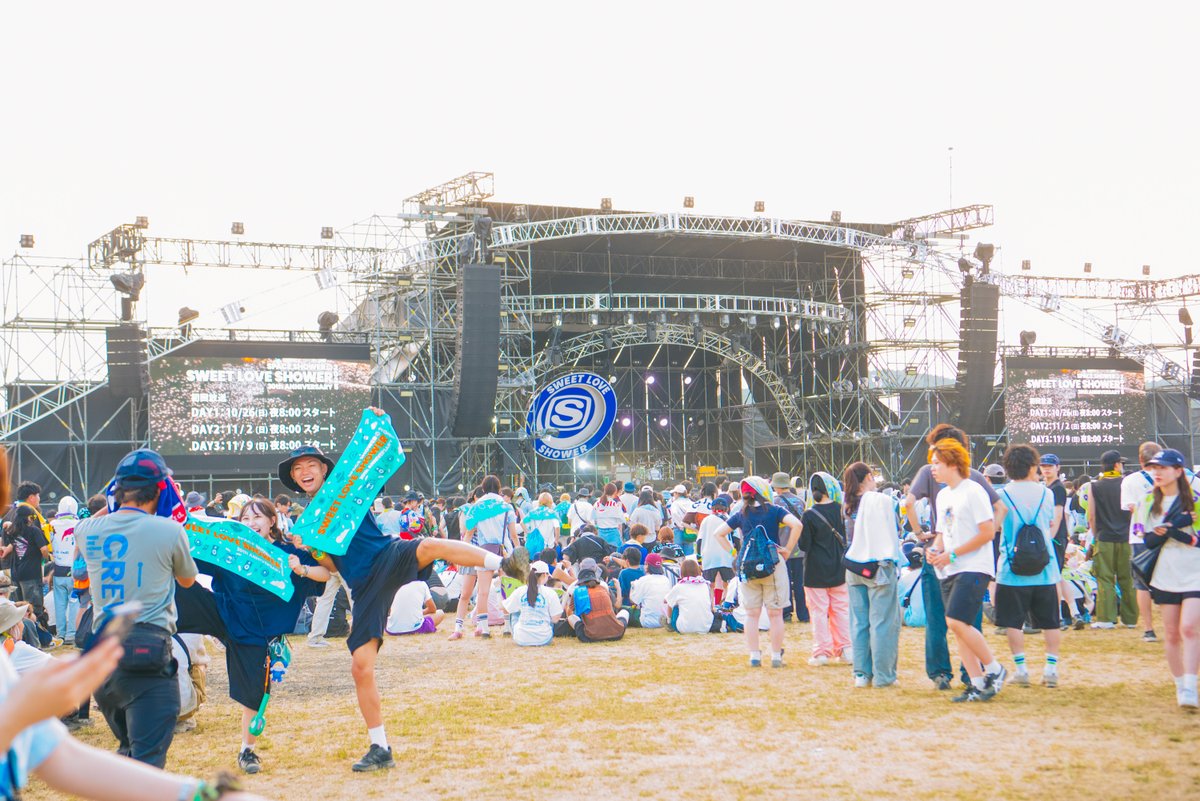 sls_sstv's tweet photo. 【放送ラストウィーク！】
今年の #ラブシャ 3日間の模様を各日5時間、合計15時間の超長尺編成で #スペシャ で放送✨

いよいよ最終日DAY３の模様は今週11/9(日)よる8時からお届け！
各ステージで様々なコラボも披露された3日目、ぜひ御覧ください🗻♫

番組に関する詳細は @spaceshowertv をチェック👀
https://t.co/sA2FwtQjT1