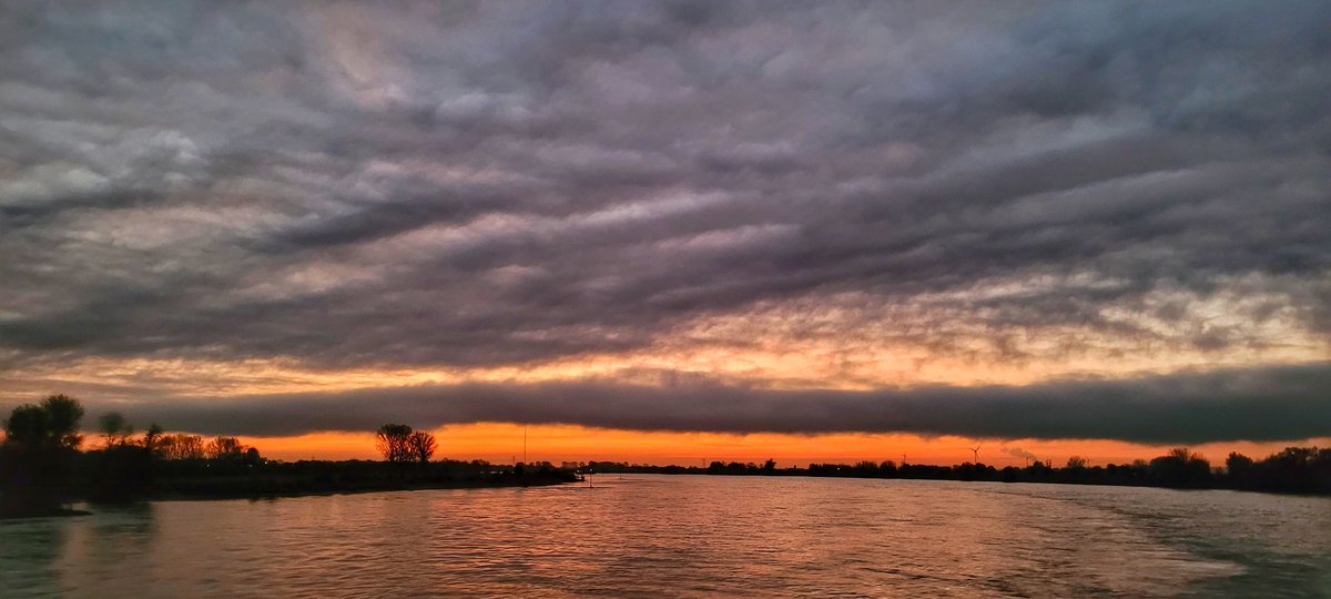 johan_klos's tweet photo. Goedemorgen toch best weer zo'n mooie #dageraad bij #xanten bijna weer in #nederland kijken hoe het daar is #weerfoto #binnenvaart https://t.co/OgsIrWRuk2