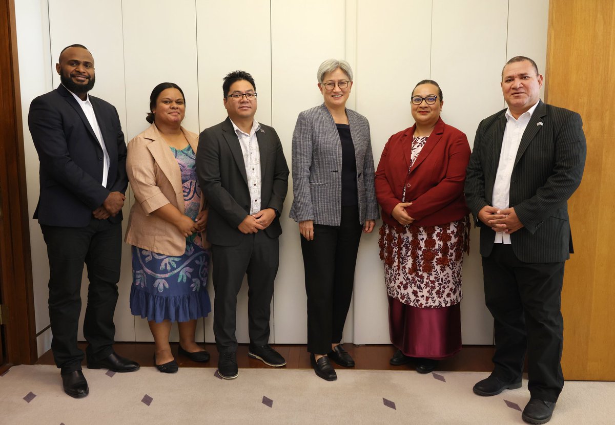SenatorWong's tweet photo. Peace and security are shared responsibilities of the Pacific family. As close friends and neighbours, we step up to help each other.

I met officials from Nauru, Marshall Islands, Tonga, Tuvalu and Vanuatu and reaffirmed our commitment to the Ocean of Peace. https://t.co/tlQqRYEAhx