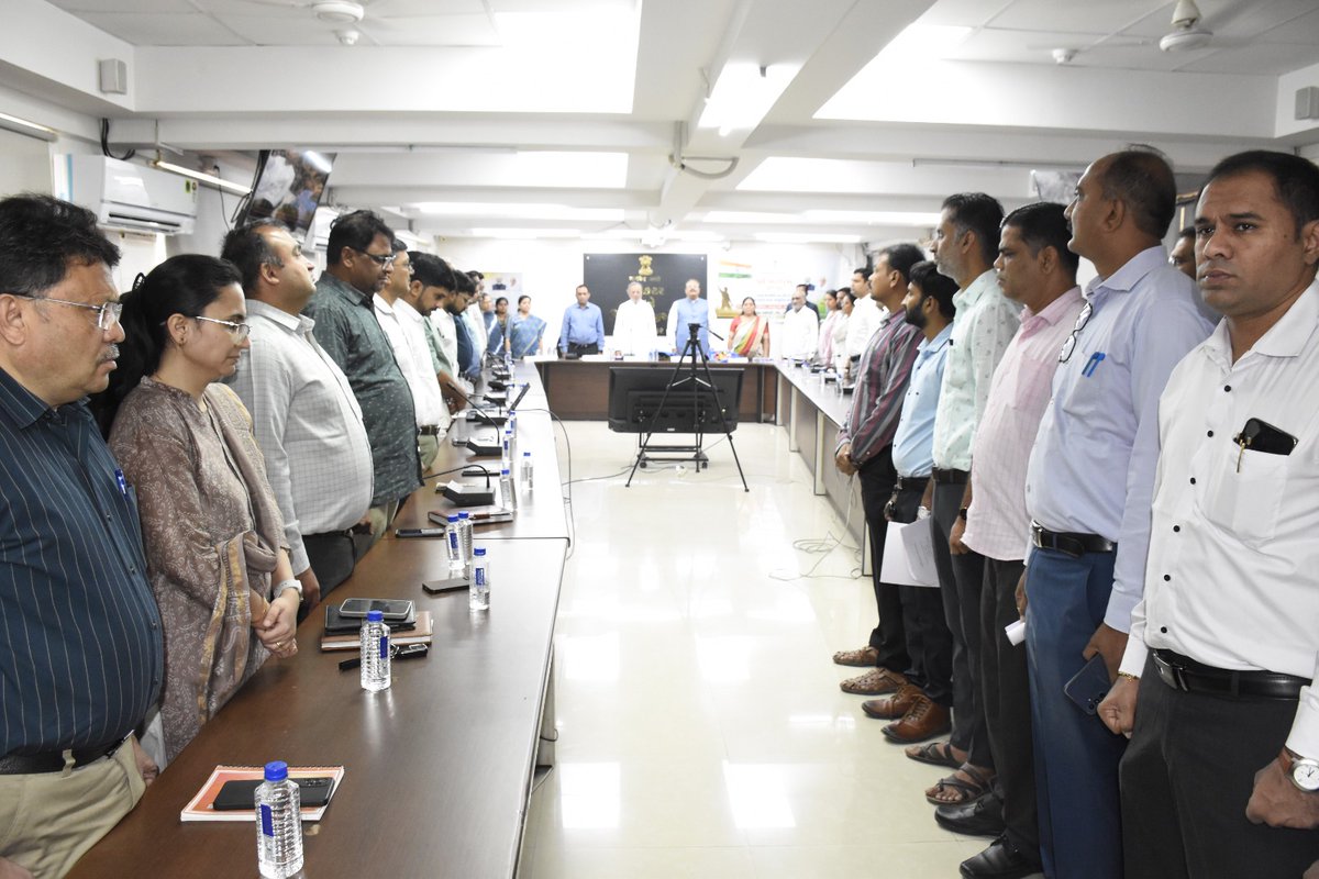 રાષ્ટ્ર ગીત “વંદે માતરમ@૧૫૦” ની ઉજવણી

ગાંધીનગર જિલ્લા કલેક્ટર કચેરી ખાતે રાષ્ટ્ર ગીત “વંદે માતરમ@૧૫૦” ની ઉજવણી ઉત્સાહપૂર્ણ માહોલમાં યોજાઈ.

આ પ્રસંગે ગુજરાત રાજ્યના કેબિનેટ મંત્રી શ્રી અર્જુનભાઈ મોઢવાડિયા તથા જિલ્લા કલેક્ટર શ્રી મેહુલ દવેની ઉપસ્થિતિમાં અધિકારીશ્રીઓ અને