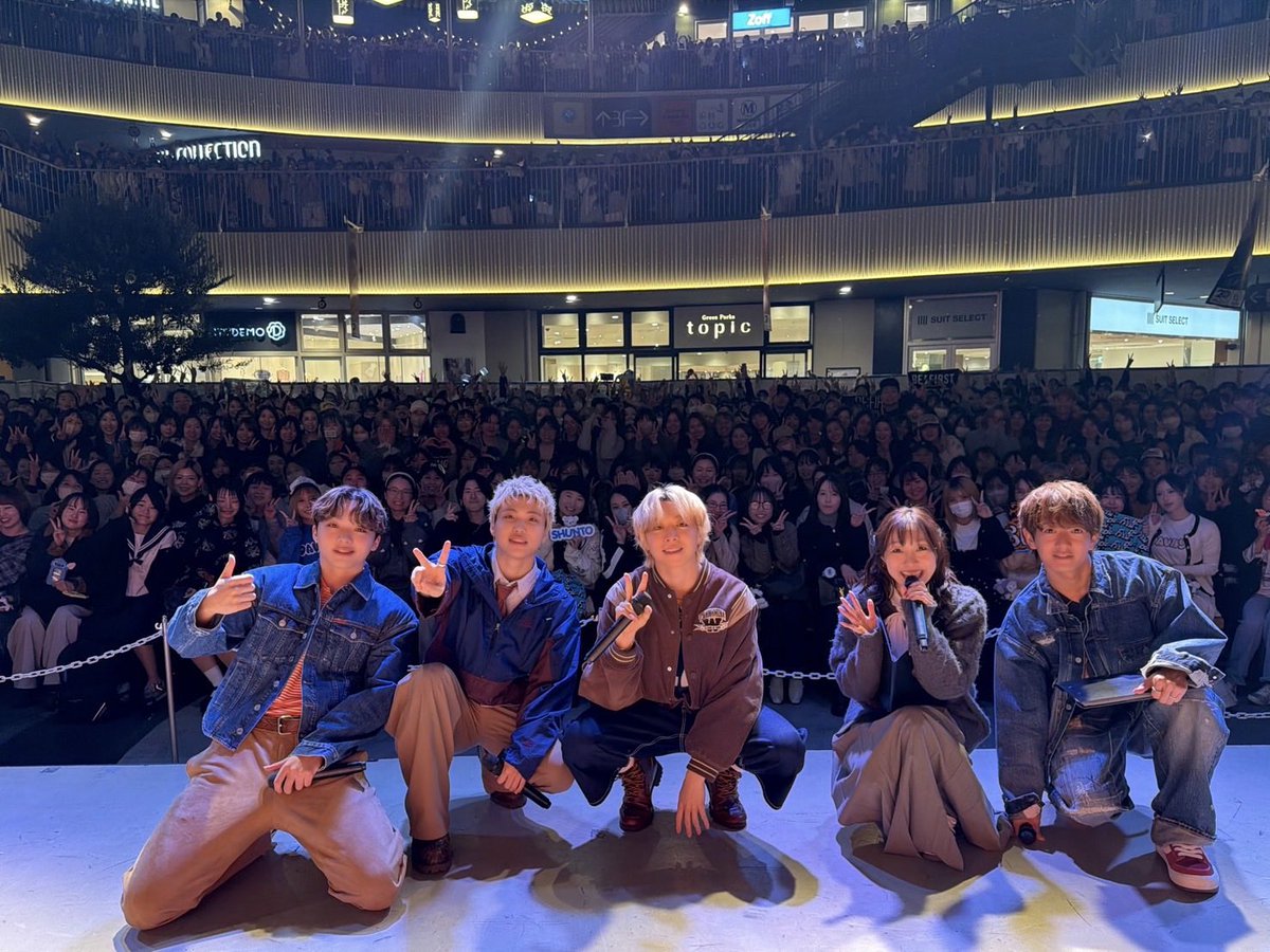 Ni_Na277's tweet photo. 私全然見えないけど同じ写真内にいるの幸せすぎる😭🩵
すんごい人だったけど行ってよかった🙌 https://t.co/WAMrkuKHV6