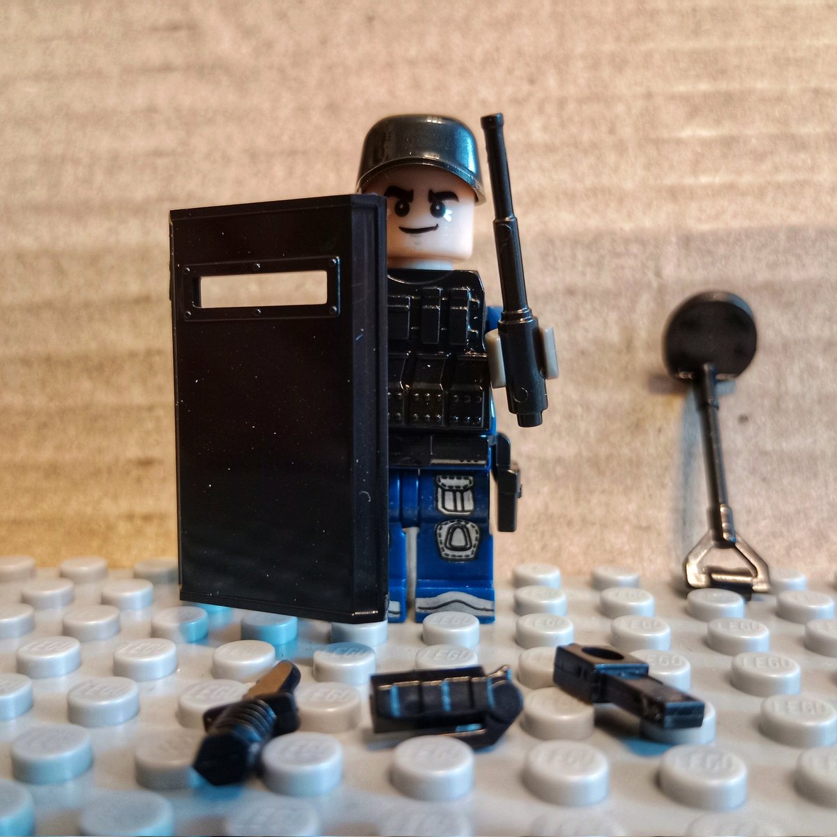 M438sCreations's tweet photo. Special Police Assault 3
Tarcza i pałka teleskopowa zawsze spoko. Zastanawiam się tylko czy to podłużne coś to lusterko rewizyjne czy wykrywacz metali.
#legocompatible #legomodernmilitary #legospecialforces #toyphotography #minifigurephotography #afolphotography #m438 https://t.co/fpF9xo7HPy