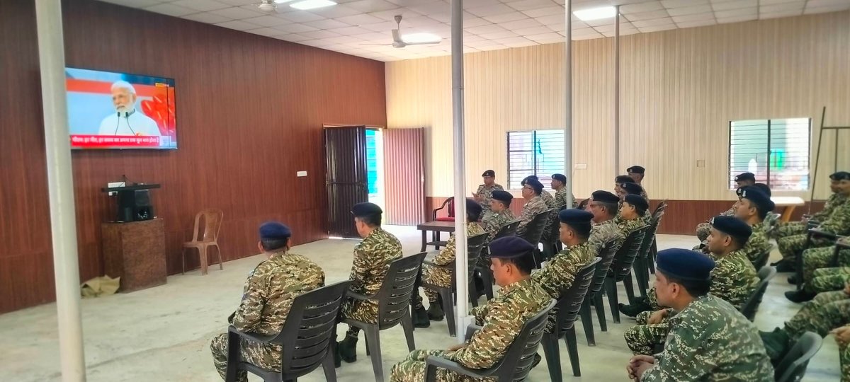 148 वीं वाहिनी केन्द्रीय रिजर्व पुलिस बल मण्डला द्वारा कमाण्डेन्ट श्री विक्रांत सारंगपाणि के मार्गदर्शन में वाहिनी मुख्यालय में वंदे मातरम के 150 साल पूरे होने पर दिनांक 07/11/2025 (शुक्रवार) को “Mass singing of Vande Mataram” का आयोजन किया गया।