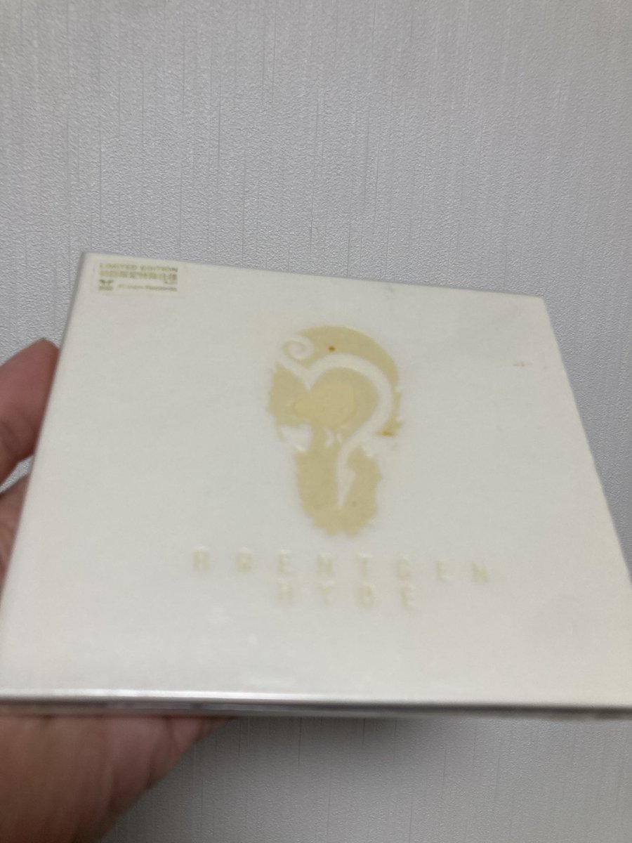kamikirimushi66's tweet photo. ランチ向かいながらのサイクリングシャッフルは
HYDEのWHITE SONGが流れて
そのまま久々ROENTGENへ
このアルバムリアルタイムではそこまで刺さらなかった、良さがわからなかったけど経年にてどハマり。Englishの方が好き
これも個人的究極の白系の一つ
浄化されるわ...
#HYDE
#ROENTGEN https://t.co/HDTdxR7sUv