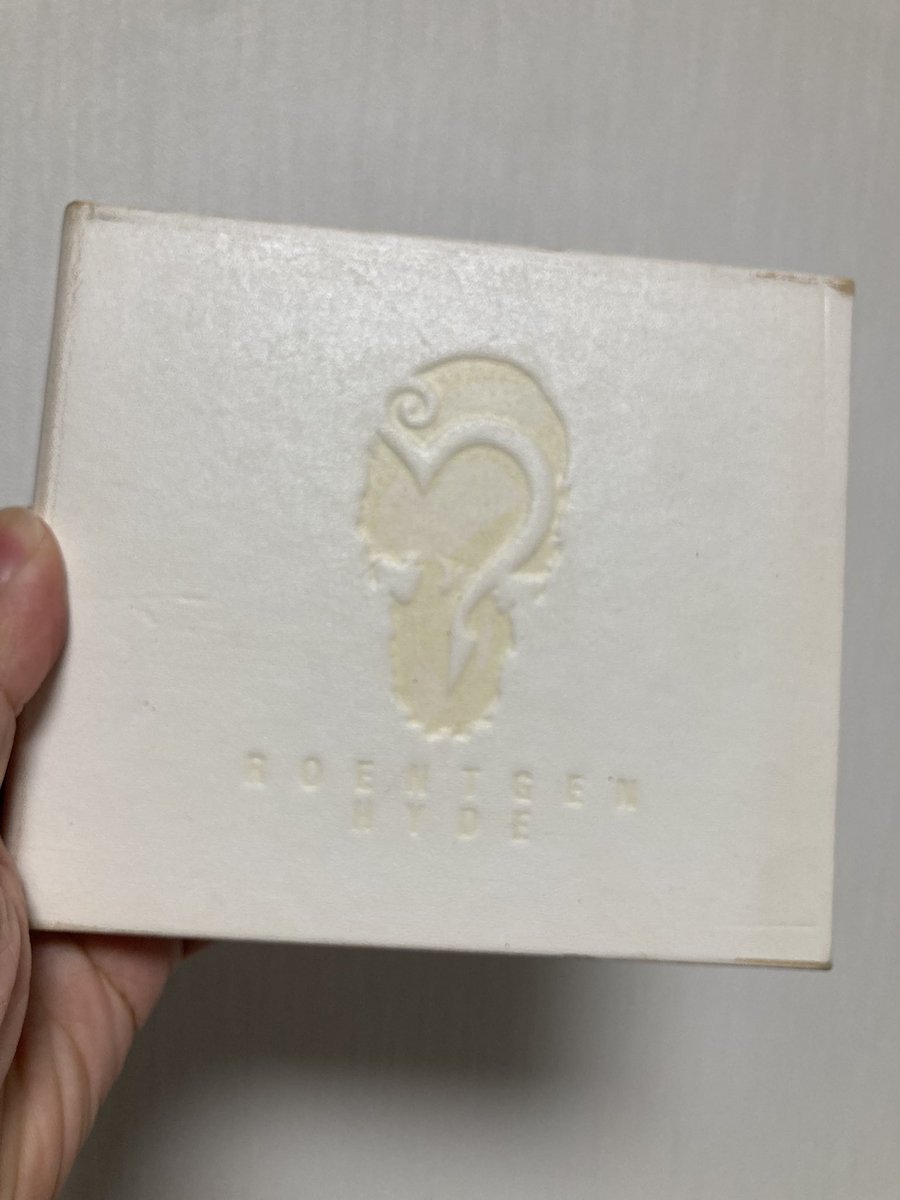 kamikirimushi66's tweet photo. ランチ向かいながらのサイクリングシャッフルは
HYDEのWHITE SONGが流れて
そのまま久々ROENTGENへ
このアルバムリアルタイムではそこまで刺さらなかった、良さがわからなかったけど経年にてどハマり。Englishの方が好き
これも個人的究極の白系の一つ
浄化されるわ...
#HYDE
#ROENTGEN https://t.co/HDTdxR7sUv