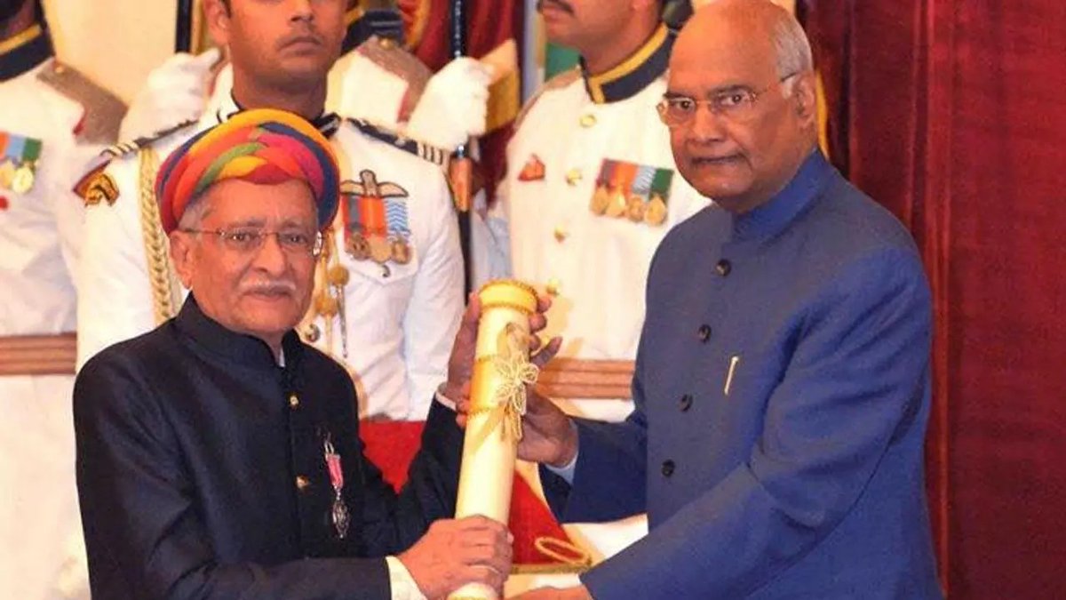 Meetdani_01's tweet image. લોકસંસ્કૃતિનો એક ધબકાર જાણે શાંત થઈ ગયો. ગુજરાતી લોકસાહિત્યના દિગ્ગજ વાર્તાકાર, સંશોધક પદ્મશ્રી જોરાવરસિંહ જાદવનું નિધન થયું છે.  તેમણે સમગ્ર જીવન લોકસંસ્કૃતિ, લોકકલા અને લોકસાહિત્યના સંવર્ધન માટે સમર્પિત કર્યું. ગુજરાત તમારું ઋણી રહેશે જોરાવર બાપુ. 🙏