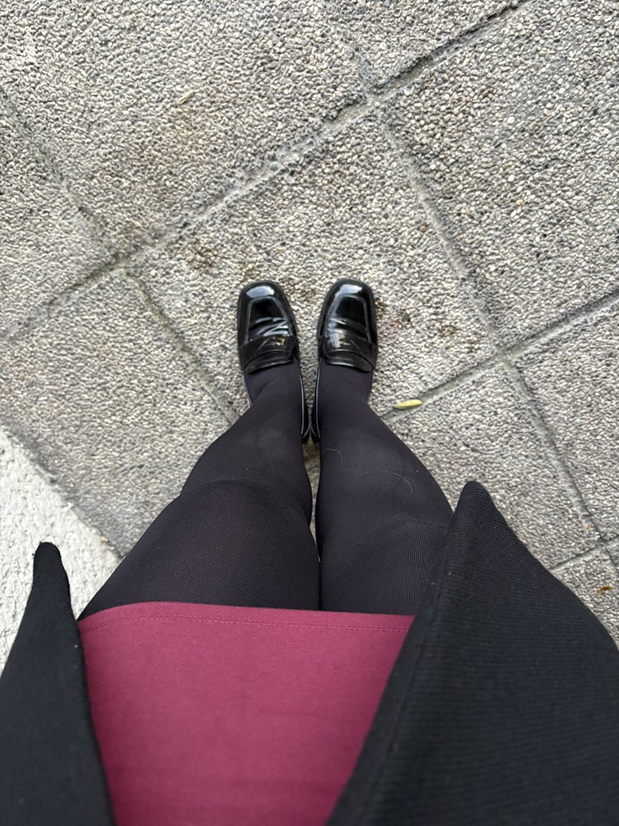 ArtoisLibra's tweet image. #workinglady #dressedforsuccess Ein leicht gequältes Freitagslächeln, besser brachte ich es heute nicht zustande, mea culpa.
Dabei sitzt alles, hab gut geschlafen, mein Sackerl mit den Essensbehältern fürs Büro, das ich gestern abend in der Bäckerei stehengelassen hatte,

1/🫠