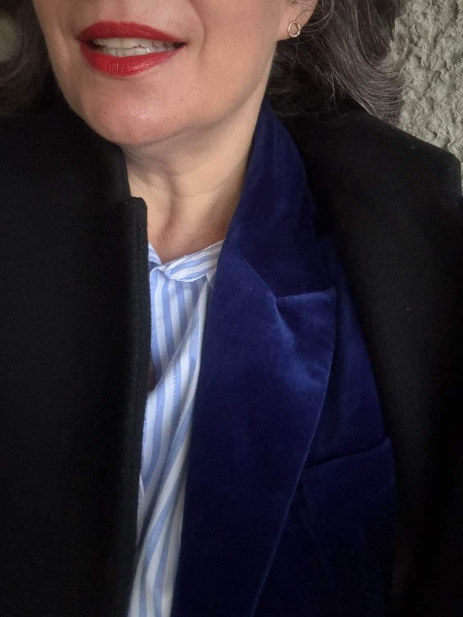 ArtoisLibra's tweet image. #workinglady #dressedforsuccess Ein leicht gequältes Freitagslächeln, besser brachte ich es heute nicht zustande, mea culpa.
Dabei sitzt alles, hab gut geschlafen, mein Sackerl mit den Essensbehältern fürs Büro, das ich gestern abend in der Bäckerei stehengelassen hatte,

1/🫠