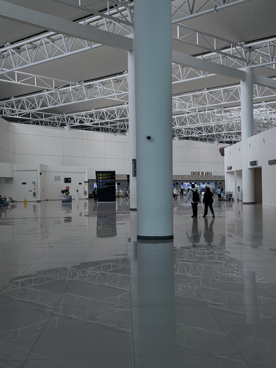 Syamsudin Nor, bandaranya luas. Meski tak seramai Bandara Juanda dan Soeta, yang pasti tak sesepi Bandara Kertajati.